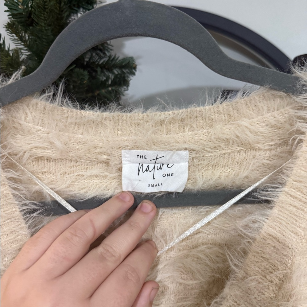 The native one Elegant Cream Fuzzy V-Neck cropped Sweater size small - Picture 3 of 7